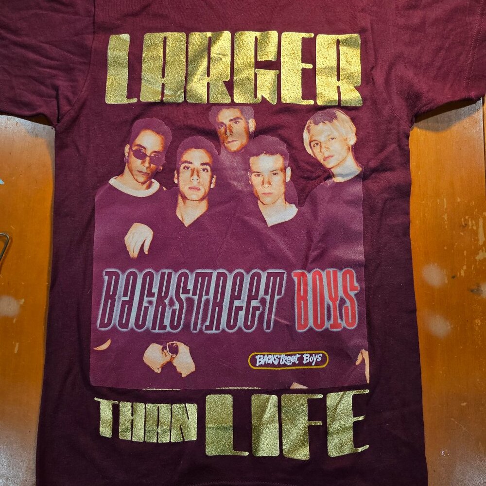 A Backstreet Boys Larger Than Life Gold Lettering T-Shirt SM New from Hot Topic
